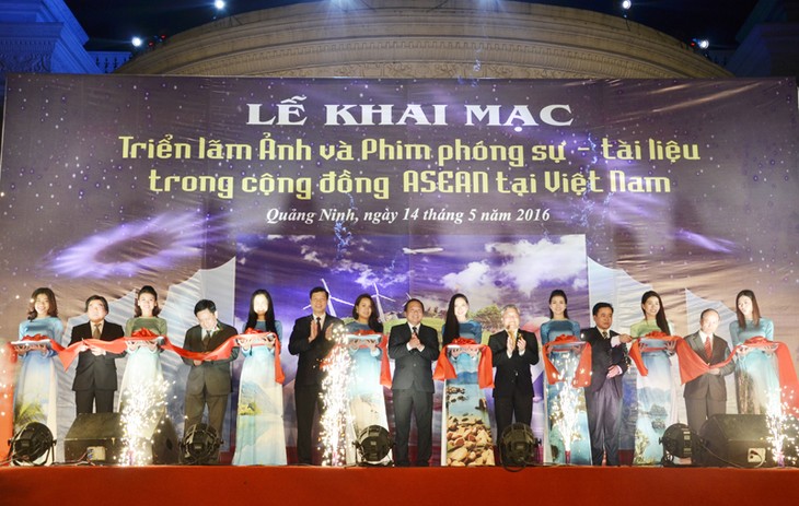 В провинции Куангнинь открылись фотовыставка и кинопоказы в поддержку создания Сообщества АСЕАН - ảnh 1